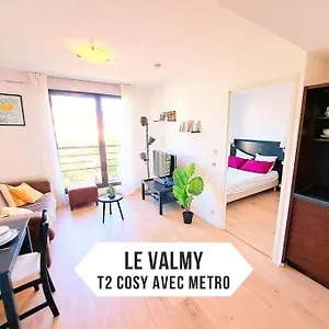 Le Valmy: Lumineux Au Pied Du Metro Lyon